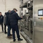 Toplo pozdravljamo tuje stranke, da obiščejo naše podjetje in pregledajo sekundarno opremo za baliranje