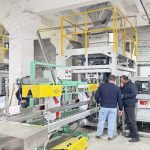 V tovarni naše stranke sta začeli obratovati dve avtomatski liniji za tehtanje, pakiranje v vreče in paletiranje hrane za hišne ljubljenčke s težo 25 kg.