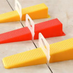 Pakirni stroj za avtomatsko oblikovanje vrečk za polnjenje in tesnjenje za izdelke mešane strojne opreme