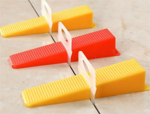 Pakirni stroj za avtomatsko oblikovanje vrečk za polnjenje in tesnjenje za izdelke mešane strojne opreme